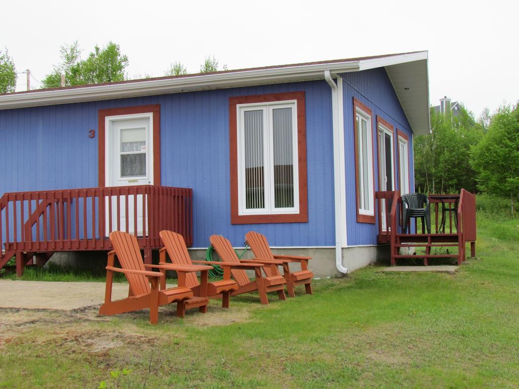 Les Chalets Au Bord De La Mer Les Escoumins Habitación foto