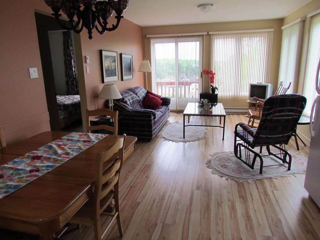 Les Chalets Au Bord De La Mer Les Escoumins Habitación foto